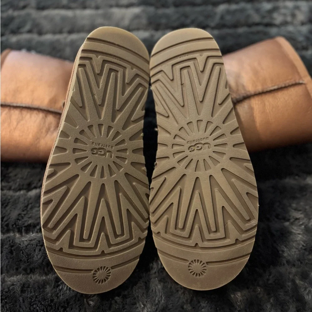 Ugg Classic Short in Metallic Bronze - Picture 6 of 6